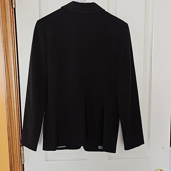 The limted strecth size small black blazer - Picture 2 of 4